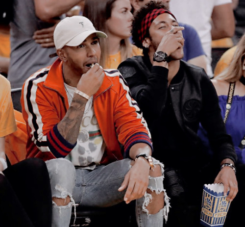barcelonaesmuchomas: Neymar Jr. and Lewis Hamilton are seen at the game between the Golden State Warriors and the Cleveland Cavaliers during Game Two of the 2017 NBA Finals at Oracle Arena on June 4, 2017 in Oakland, California. 