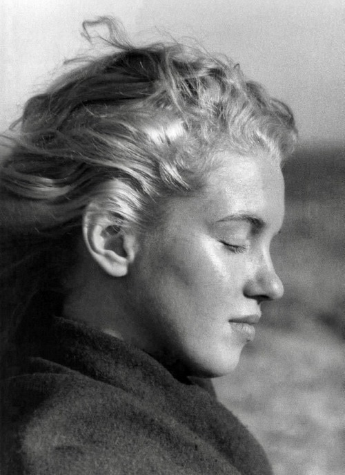 talesfromweirdland:Marilyn Monroe photographed by Andre de Dienes in 1946.