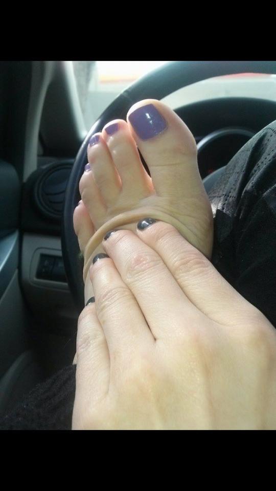 karathefootgoddess:  photoshoot selfie style in my car I’m so bored!!like and share