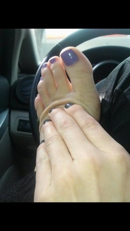 karathefootgoddess: photoshoot selfie style in my car I’m so bored!! like and share for more feets!&