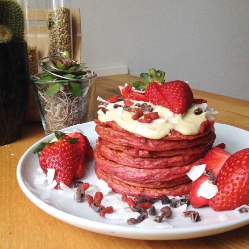 Happy#pancakesunday  Beetroot protein pancakes topped with fresh strawberries + cashew butter ~~~~~ 