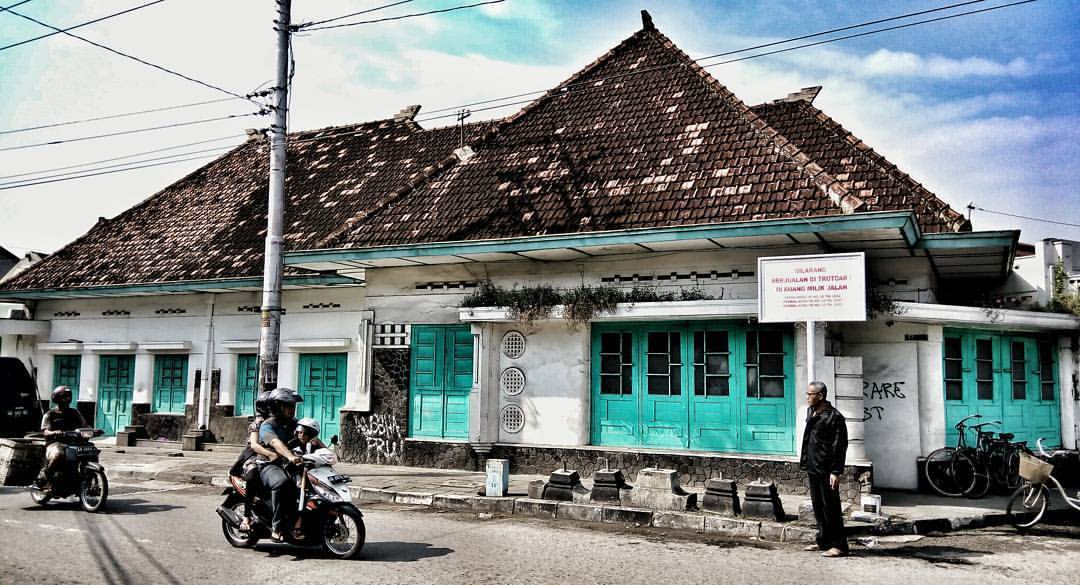 Bangunan ini terletak di pertigaan Jalan Kemasan-Jalan Karanglo-Jalan Mondorakan, dekat Pasar Legi Kotagede, Yogyakarta. Bangunan ini juga bersebrangan dengan Kantor Pos Indonesia, Kotagede. Karena informasi mengenai bangunan ini saya belum ketahui...