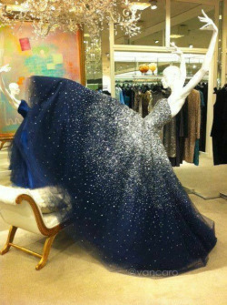 hilloween:afternoobs:thegreendeceiver:  myheartbeatsuppeople:  the ol’ razzzle dazzle  No but actually this is a GREAT way to present a dress like this! A regular standing mannequin wouldn’t show off all the layers and details in the skirt!  it also