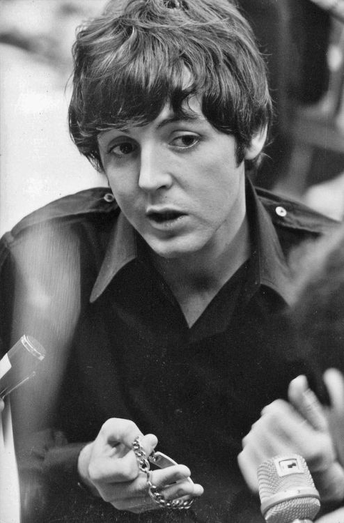 phonybeatlemania03:psychedelic-sixties:Paul McCartneythe hair omg