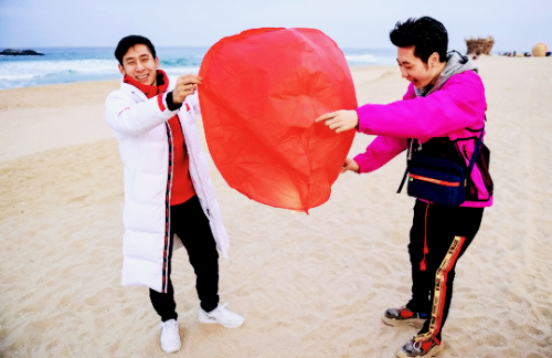 fyeahchinesepairs:Sui Wenjing, Han Cong, &amp; Jin Boyang visit the beach in Gangneung, South Ko