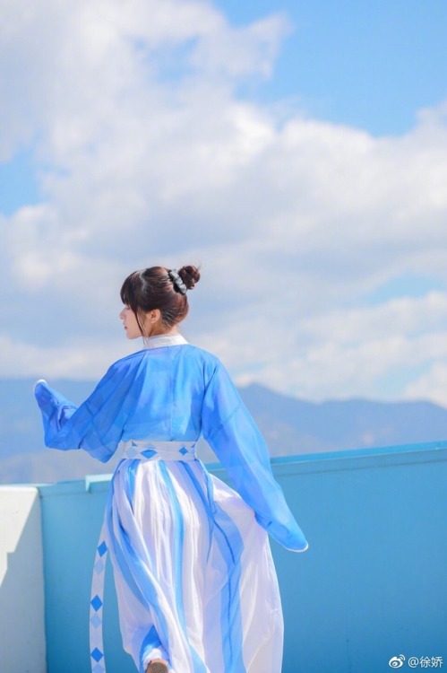 cfensi:modern hanfu by the sea with actress Xu Jiao