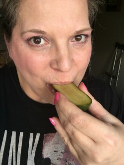 curvy-cougar69:  Pickles and pussy?😂😂😂