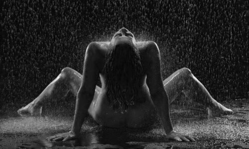 thiswaterbaby: alittleplaygroundlove: Er will mich nass, nass vom Regen, überall, nass. Erotisch pos
