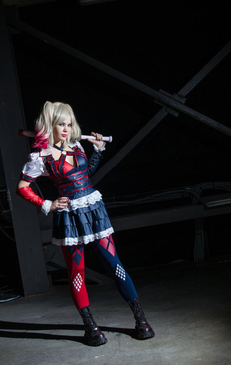 hotcosplaychicks:  Harley Quinn by 13-Melissa-Salvatore  Follow us on Twitter http://twitter.com/hotcosplaychick 