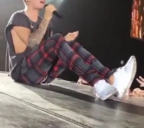 Justin Bieber Big Feet @justinbieberfeet @justinbiebersfeet @justinbieberfeetandsocks @biebfeetinfat