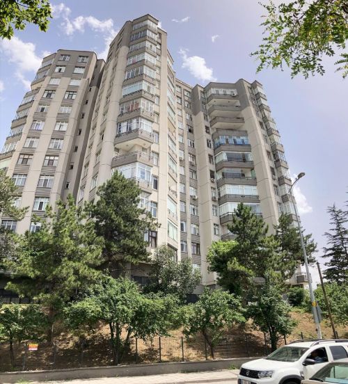 Normalde yamuk değil ama güzel bir bina. #bina #apartment #iphonese (Balgat, Ankara, Turkey) https:/