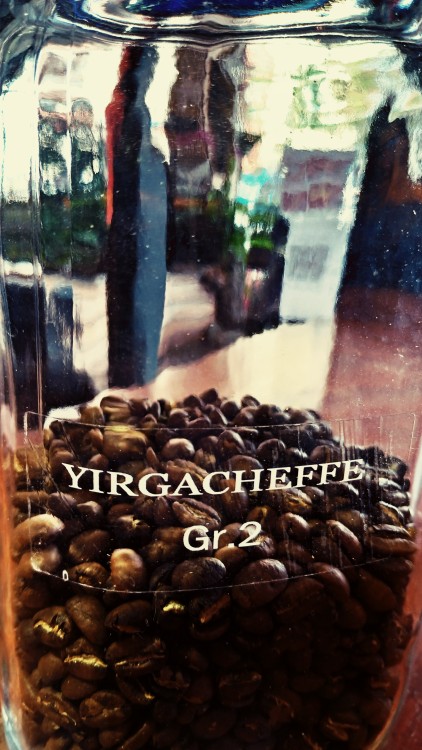 【Yirgacheffe Gr.2】一向覺得耶加雪菲清爽，但是像今天這麼具體地感受到茶感則不多見。由於萃取完先服務兩位現場的客人，再回頭啜飲已是半小時後的事。一入口，大吉嶺的溫潤果香與特有茶香便竄入鼻