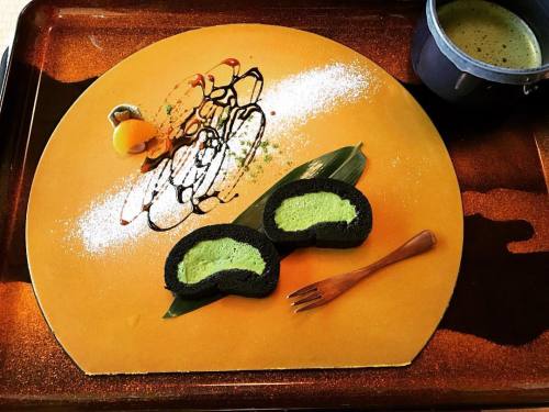 peppermint-moon: Kyoto has converted me to the ways of matcha… #cafe #matcha #rollcake #kyoto