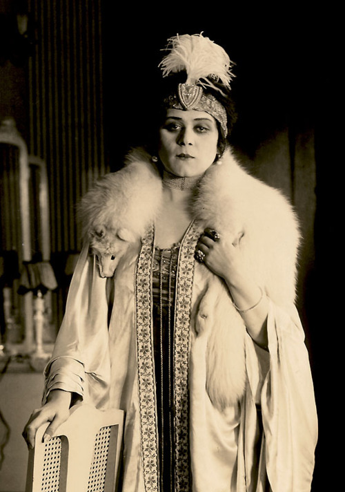 1910scinema: thewisecrackingtwenties: STUNNING QUEEN OF VAMPS THEDA BARA  The queen of vamps in the 