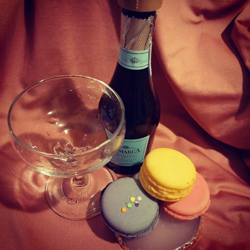 Besties take you on the best dates . . . #frenchfantasy #macarons #prosecco #shoppinganddinner 