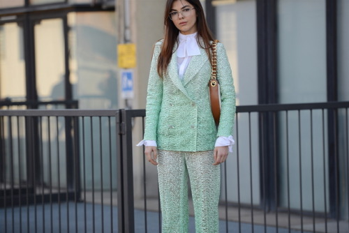 Pussybow blouses are back! Doina Ciobanu reinterpreted it by giving a very retro touch to the outfit