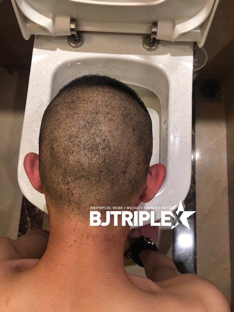 bjtriplex:  Skinhead slave doggie must keep its head shaved and body tied up.  光头鲜肉狗奴被剃头和捆绑。哦耶。