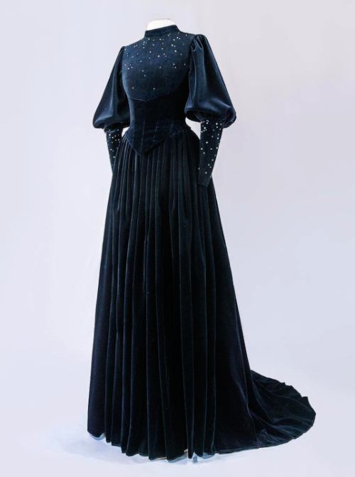 chandelyer:Frieda Lepold’s “Stays dress”, “Mushroom dress” and “Witch dress”