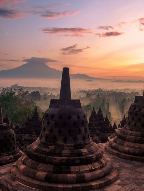 visitheworld:Borobudur at dawn / Indonesia (by Melissa Enderle).