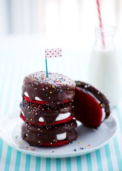 foodiebliss:  Red Velvet Moon PiesSource: