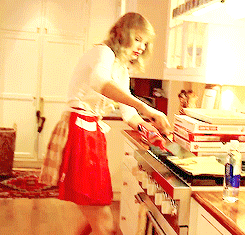  Talyor Swift baking her fans cookies. 