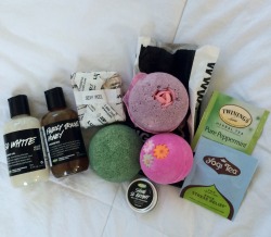 ukekiddo:  UKEKIDDO’S GIVEAWAY!!!!hi friends! I recently hit 1k &amp; I wanted to do a giveaway!you will recieve:~”sex” bath bomb from lush~ “flower” bath bomb from lush~ green soap bar from lush~ “sexy peel” shampoo bar from lush~ “shine