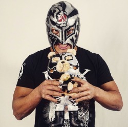 earl-01:  These are so cute. @ghostofviper Sanada holding a bear is just the cutest.