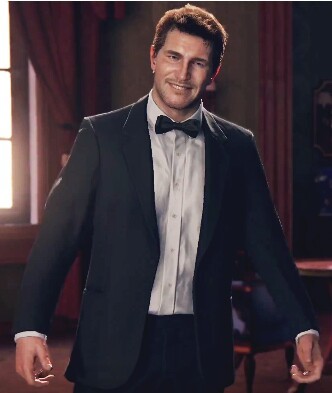 natalcixer:  Nathan Drake in suit? Yes, yes and yes! He looks great! 😍 