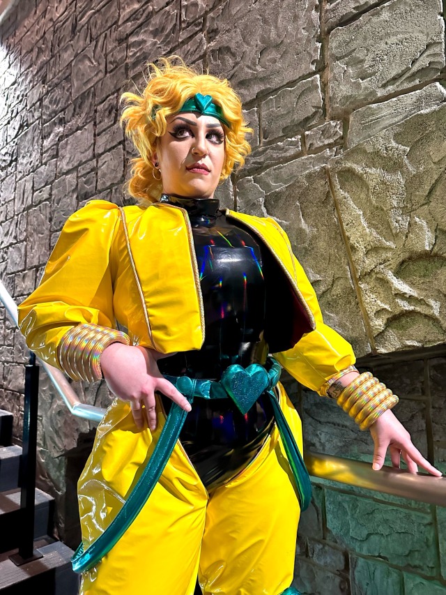 𝒐𝒉... 𝐭𝐡𝐢𝐬 𝐬𝐮𝐢𝐭𝐬 𝐦𝐞 𝑾𝑬𝑳𝑳. 💚
hehehe here's my dio cosplay from katsucon this year!! i busted my ass on this whole thing, top 