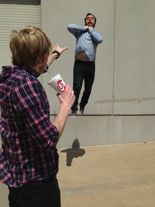 hosakanorihisa:  photojojo:  It looks like the Japanese schoolgirl Dragon Ball meme has already been replaced by a new one! Vadering is the act of re-enacting Darth Vader’s painful-yet-awesome-looking force choke. Vadering - The New Meme All the Kids