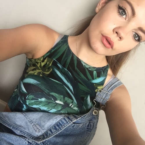 wild-nirvana:  Sunshine outfit happiness today. Ps my sun cream has glitter in!!!