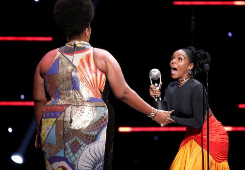 ladygreytea76:Lizzo accepts Entertainer of the Year from Janelle Monáe on February 22, 2020