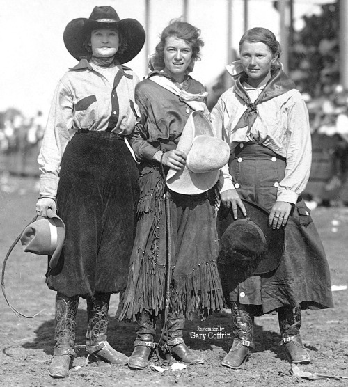 rustictxranch: SWEETHEARTS OF THE RODEO, 1917. Appearing at the Miles City (Montana) Round-up were 