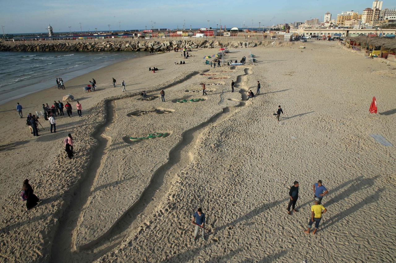 GAZA. El artista palestino Osama Spita dibujó un mapa con arena en una playa de Gaza, en solidaridad con las protestas por el Día de la Tierra. Los palestinos conmemoran el Día de la Tierra, en recuerdo de un día de 1976 cuando las fuerzas militares...