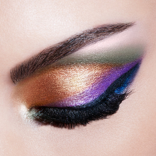 Got your eye on a gorgeous, colorful look? The new truNAKED Jewels Palette comes with how-to&rs