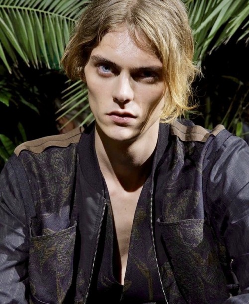 Mats van Snippenberg in @etro #Etro Fashion Week ss19