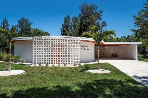 magicalandsomeweirdhometours: What a find! Here’s a rare ROUND mid century modern home built in 1971