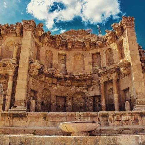 The Jerash Nymphaeum⛲ . ⚫Located in Jerash, Jordan. ⚫This ornamental fountain was constructed in 191