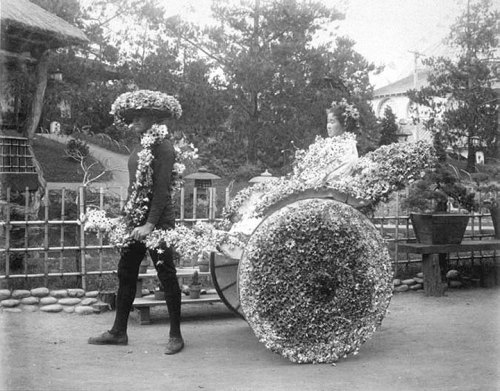 A white man pulls a jinrikisha at the California MidwinterInternational Exposition (1894).The jinrik