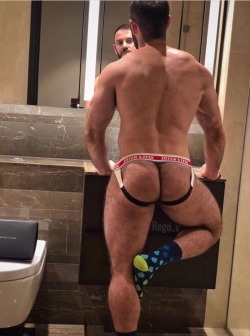 scsitek:  daddy-dave-smith:  machoxavier:     Oh HELL yes……… I’d hit that….. GRRRRRRR  Gorgeous hairy ass yummy   Follow me on Twitter