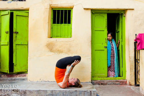 Kate, Ethan & Bodhi….family extrodonaire! In Mysore, India. Christine Hewitt © yogicphoto