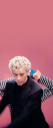 shortbf:matty doing the backpack dance in TOOTIMETOOTIMETOOTIME (feat. no rome losing his fucking sh