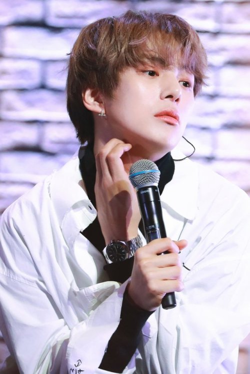 seoksgal:  fymonsta-x: 가을과 겨울 사이 ϟ do not edit or crop logo. @minhyukult