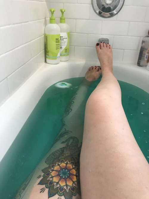 thickiinickii:  Bath time🛁😌 adult photos