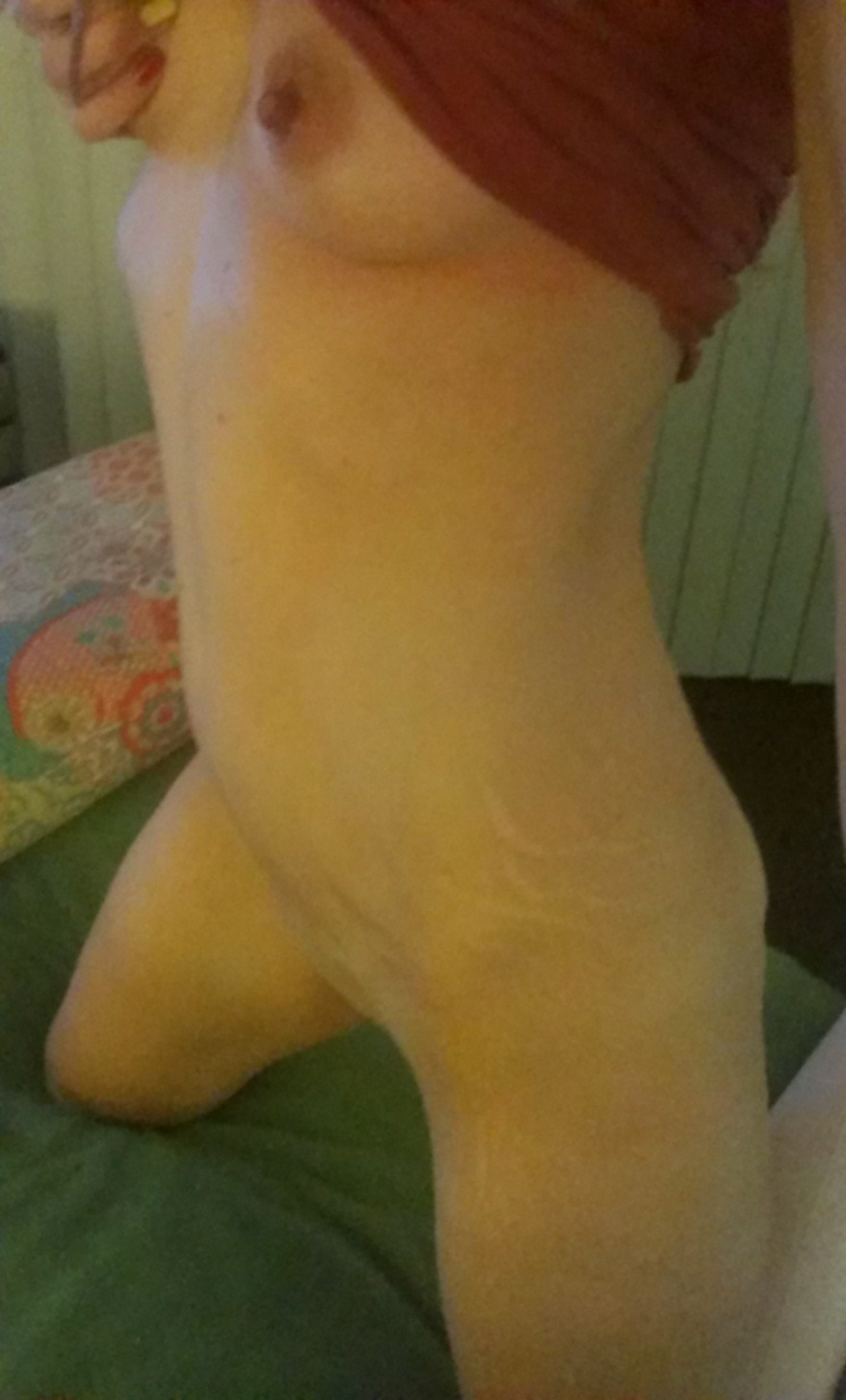 bakedhoney:  Feeling sexy so I thought I’d take a few pictures  Hehe oh my (; krispypeanutcrown