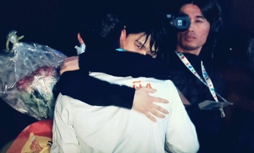 yuzu-ice:Yuzu’s hug with Javi. (Look at his eyes!)The light was too bright, and he was drawing back 