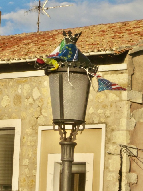 Farola con banderas retorcidas, Villafranca Montes de Oca, Burgos, 2011.