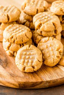 sweetoothgirl:4 Ingredient Peanut Butter Cookies   🤤🤤