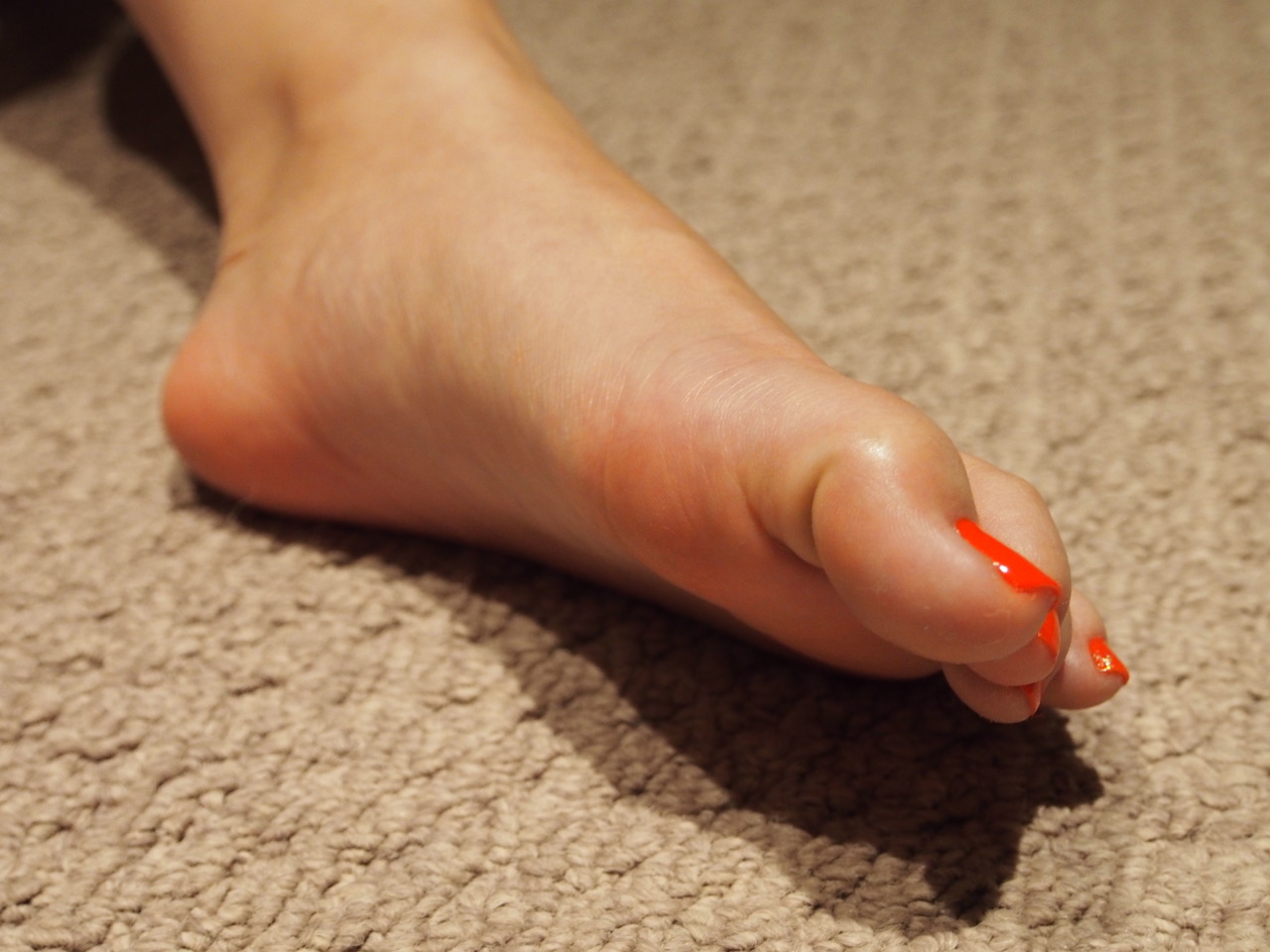 wvfootfetish:  buntoes:  come here and blow these toes…..dry :Porange crush part