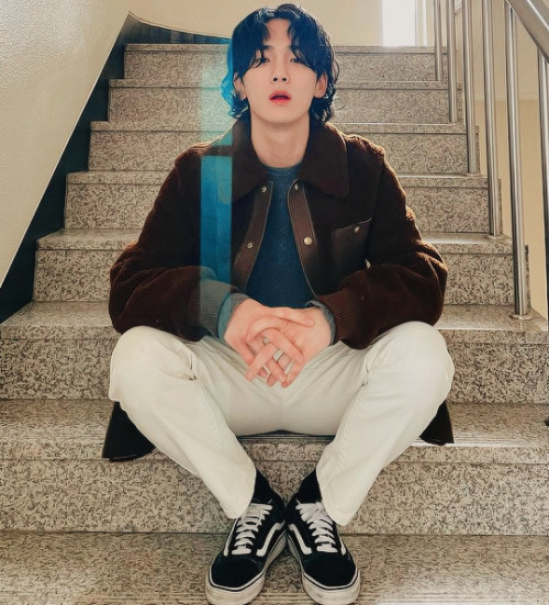 ashawol:bumkeyk: the stairs of the company are famous for photographs Long haired (well, kind of lon